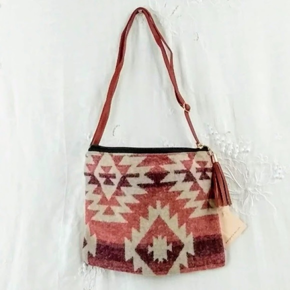 L.I.B. Handbags - 💕Last One! 8X HP Aztec Print Tassel